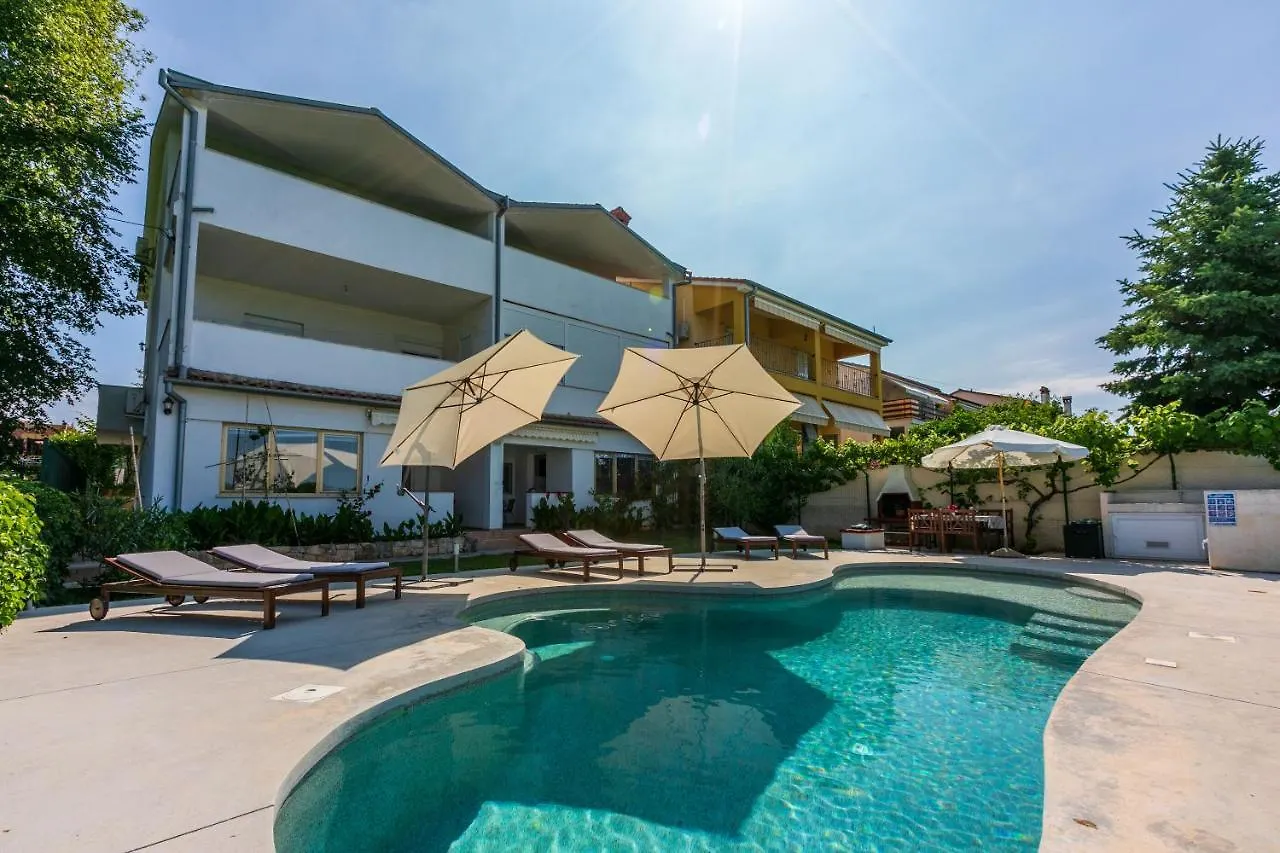 Apartments Pool Fazana 0*,