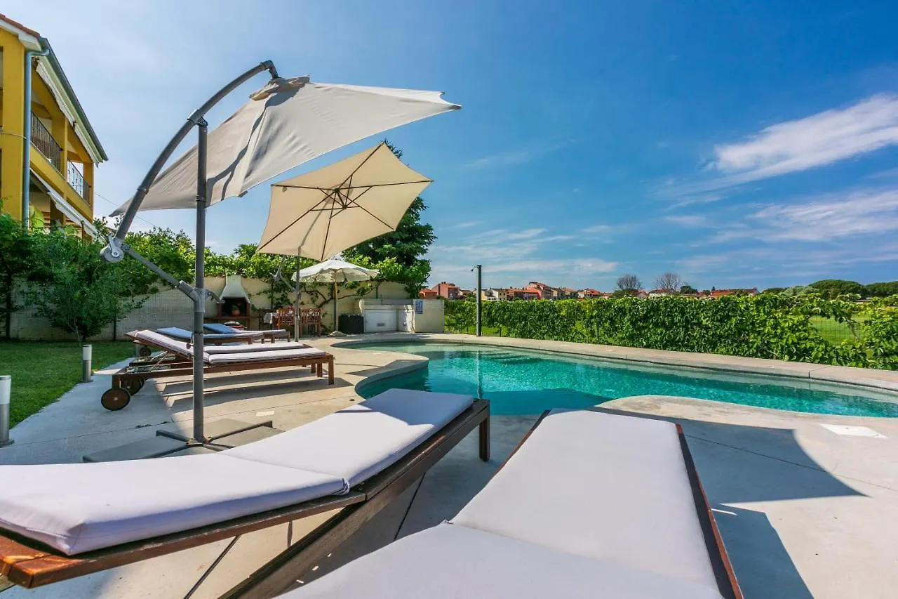 Apartments Pool Fazana
