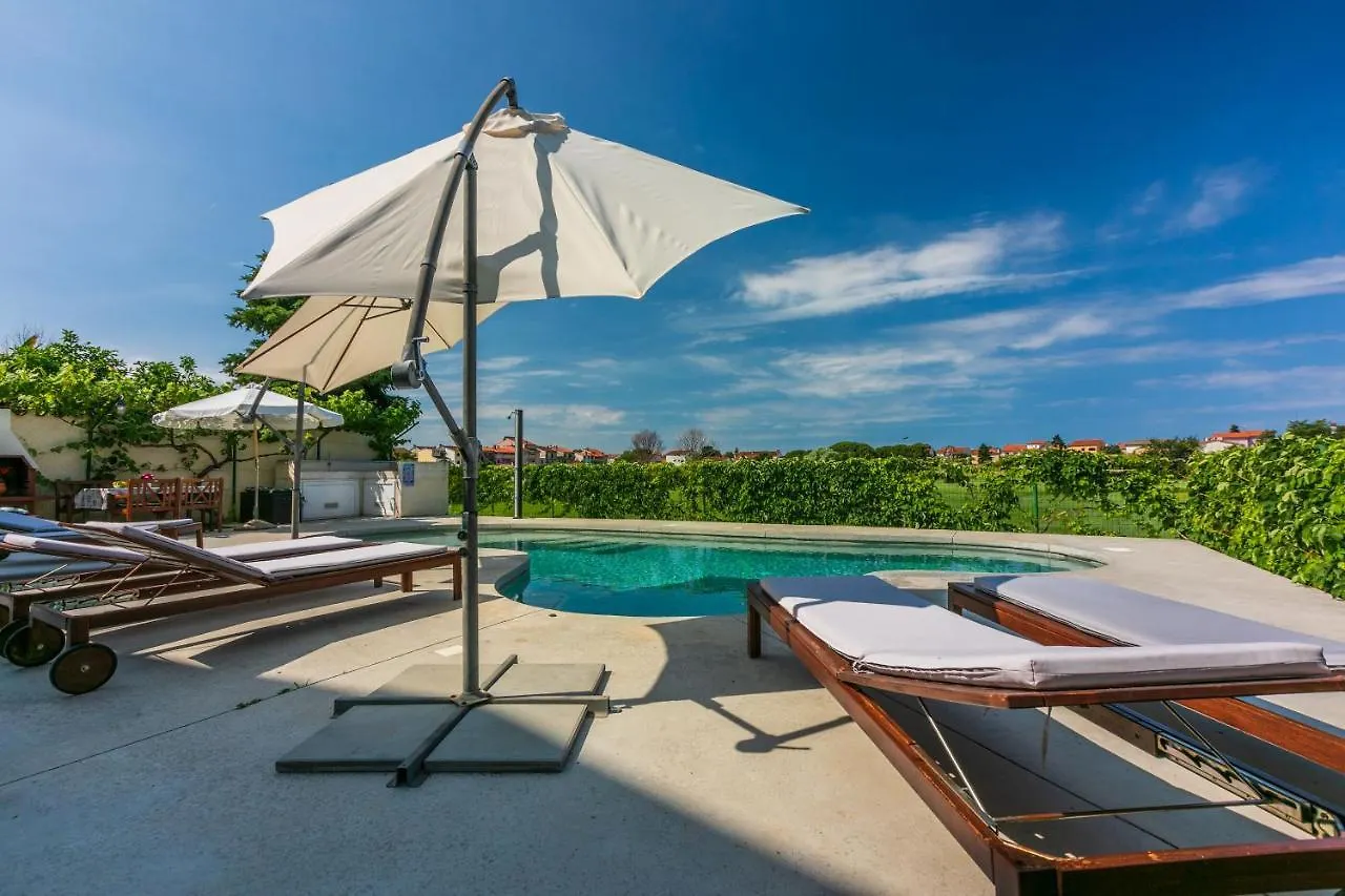 Apartments Pool Fazana 0*,